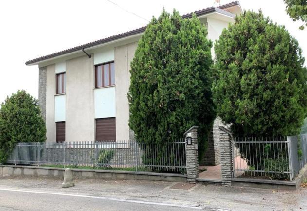 Monforte dʼAlba Casa Dusat In Accogliente Edificio Nel Centro Di Monforte מראה חיצוני תמונה